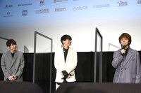 「みんなMCなの!?」と驚く村瀬歩（右）と、村瀬のツッコミにうれしそうに笑う花江夏樹（中央）、梶裕貴（左）。