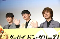 左から梶裕貴、花江夏樹、村瀬歩。「観てね～」と映画をアピールする様子。