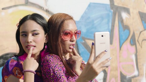 「ユニ」より、アラウィンダ・キラナ演じるユニ（左）。