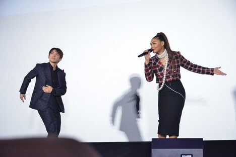 左からEXILE NAOTO、Crystal Kay。