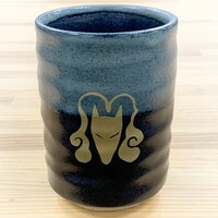 「犬神家の湯呑」の家紋面。