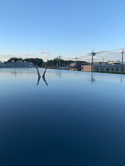 角川武蔵野ミュージアムの水盤に出現した“逆さ足”。