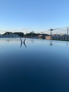 角川武蔵野ミュージアムの水盤に出現した“逆さ足”。