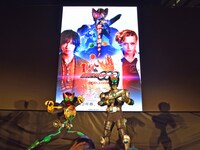 「仮面ライダーオーズ 10th 復活のコアメダル」ティザーポスタービジュアル（奥）、仮面ライダーオーズ（左）、仮面ライダーバース（右）。