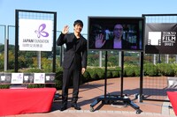 「アジア交流ラウンジ」の様子。左から西島秀俊、リモートで参加したアピチャッポン・ウィーラセタクン。