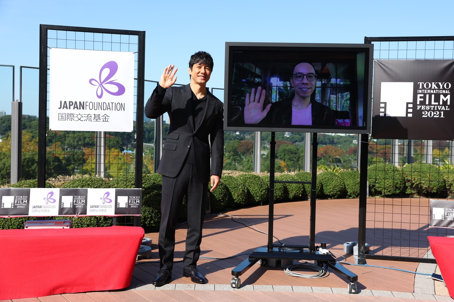 「アジア交流ラウンジ」の様子。左から西島秀俊、リモートで参加したアピチャッポン・ウィーラセタクン。