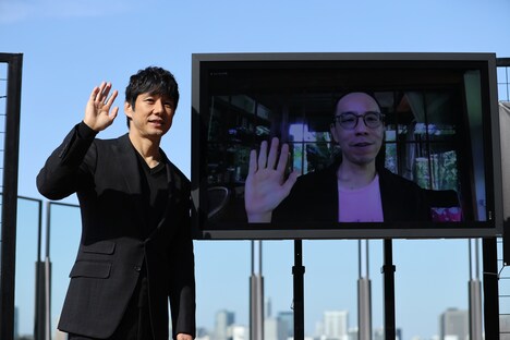 左から西島秀俊、リモートで参加したアピチャッポン・ウィーラセタクン。