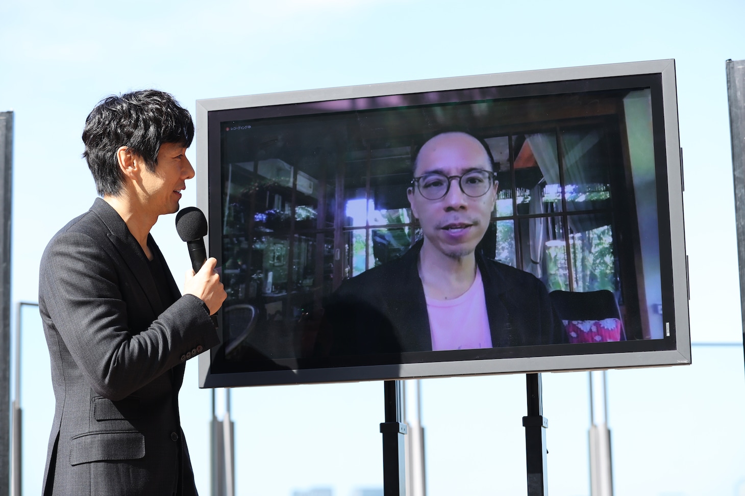 画面越しに会話する西島秀俊（左）とアピチャッポン・ウィーラセタクン（右）。