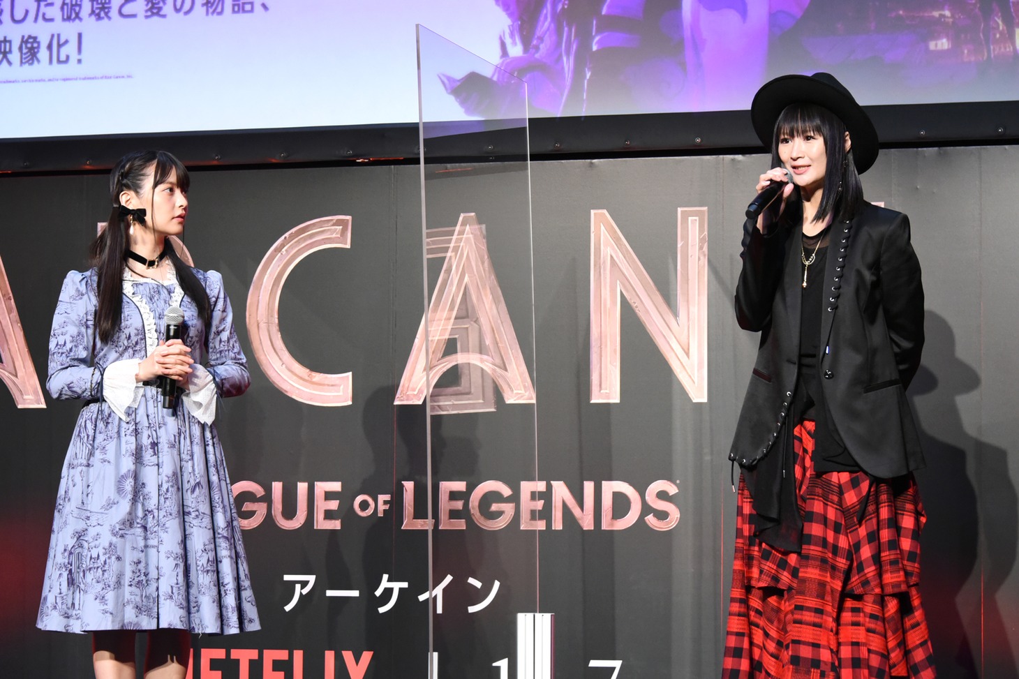 左から上坂すみれ、小林ゆう。