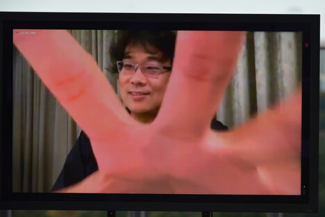 画面越しに遊ぶポン・ジュノ。