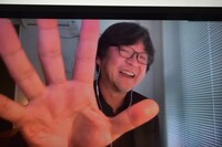 ポン・ジュノにつられてポーズを決める細田守。