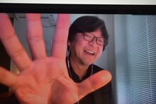 ポン・ジュノにつられてポーズを決める細田守。