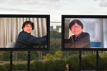 画面越しに握手をするポン・ジュノ（左）と細田守（右）。