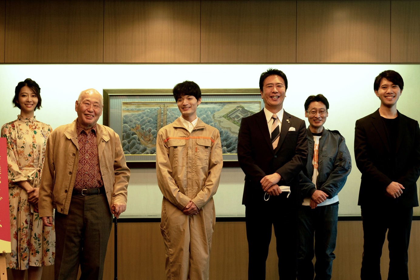 「断捨離パラダイス」監督・キャストによる表敬訪問の様子。左から中村祐美子、泉谷しげる、篠田諒、高島宗一郎、北山雅康、萱野孝幸。