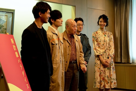 「断捨離パラダイス」監督・キャストによる表敬訪問の様子。