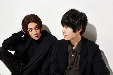 左から八木勇征、萩原利久。