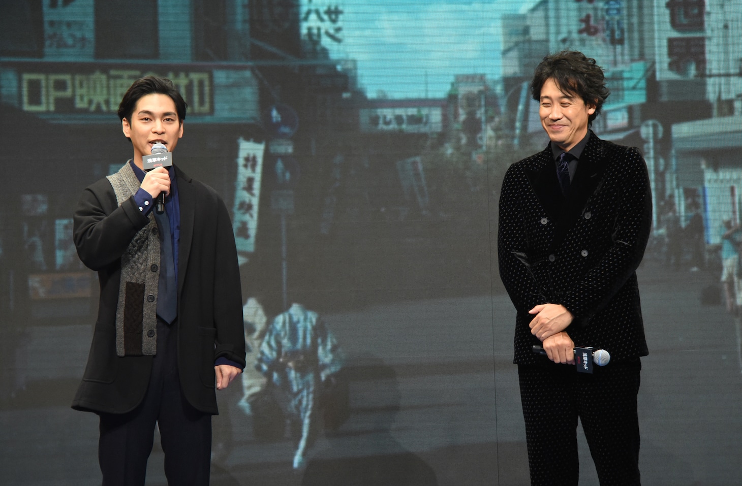 左から柳楽優弥、大泉洋。