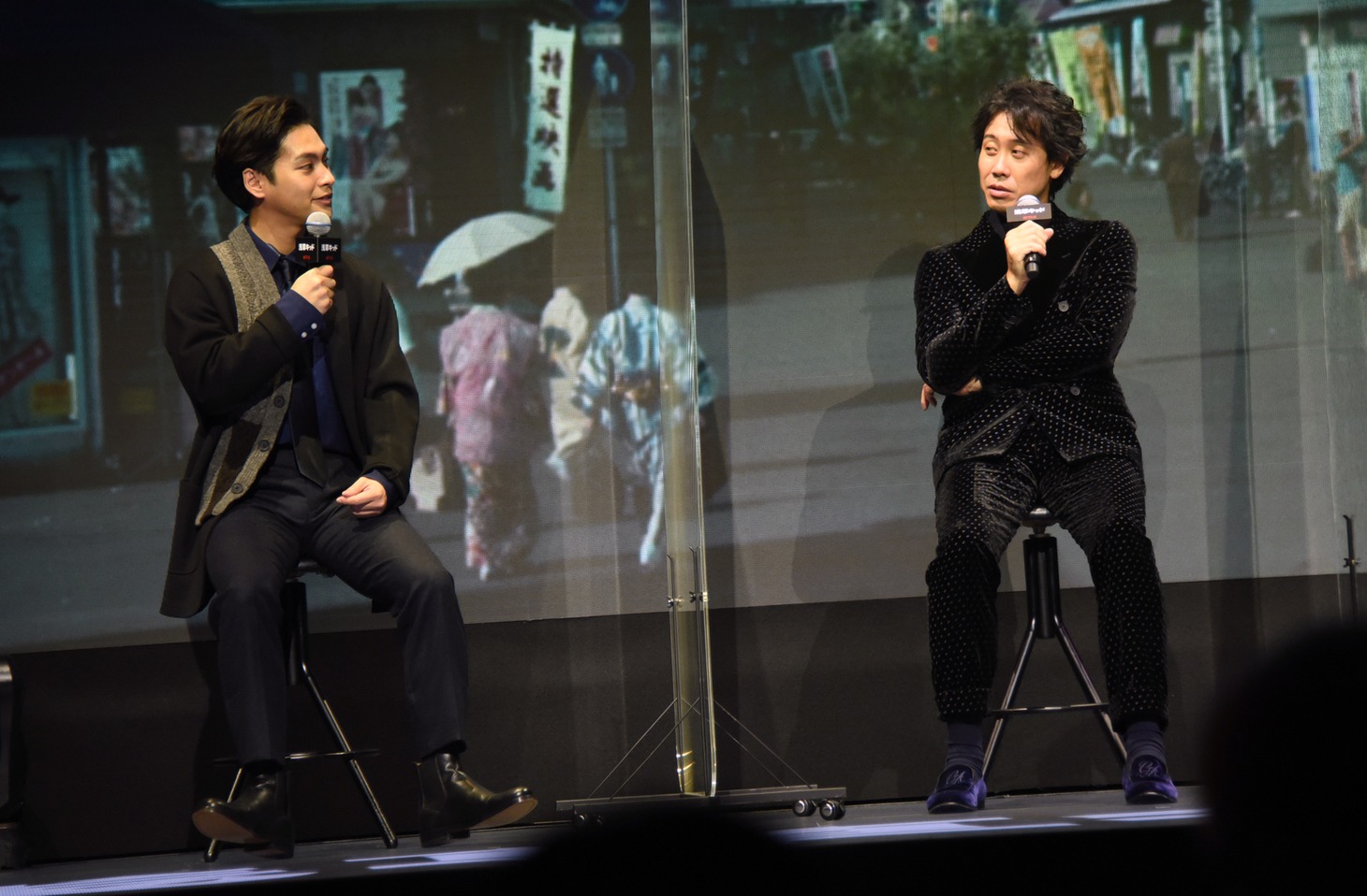 左から柳楽優弥、大泉洋。