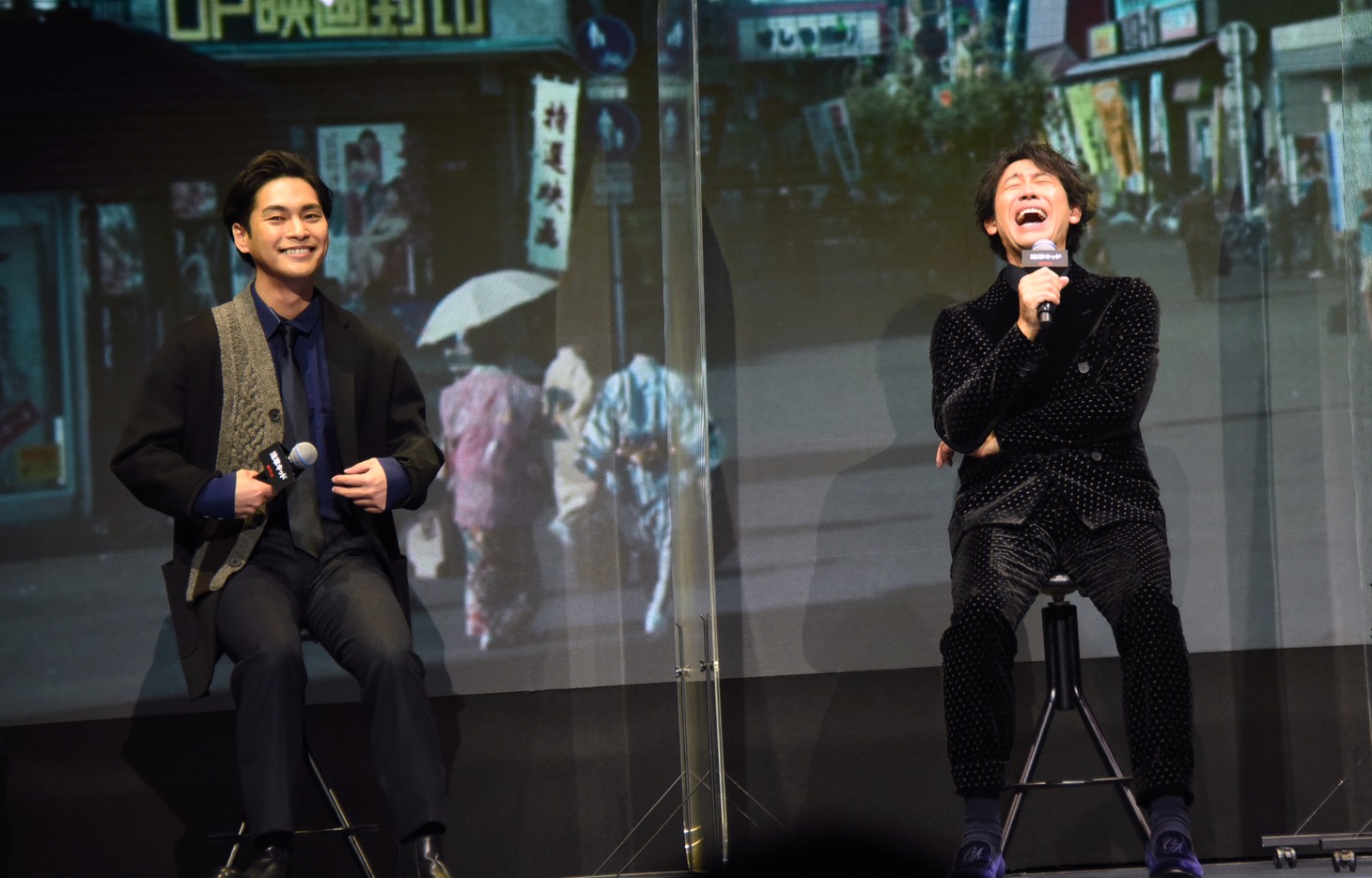 左から柳楽優弥、大泉洋。