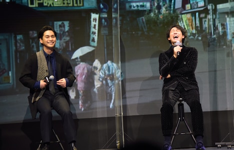 左から柳楽優弥、大泉洋。