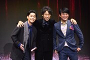 「Netflix Festival Japan 2021」にて、Netflix映画「浅草キッド」のステージの様子。左から柳楽優弥、大泉洋、劇団ひとり。