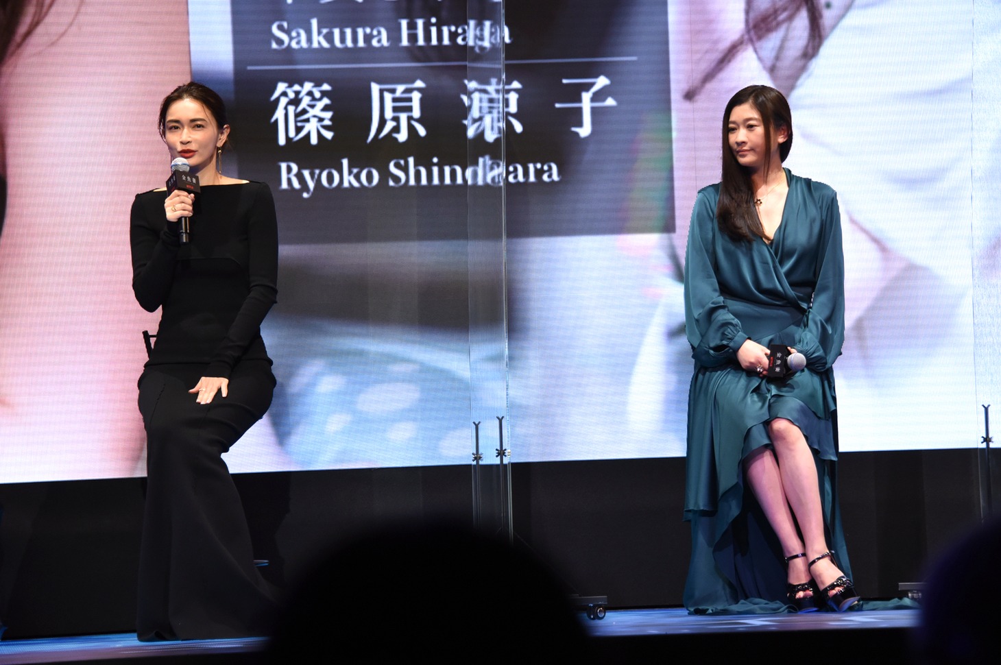 左から長谷川京子、篠原涼子。