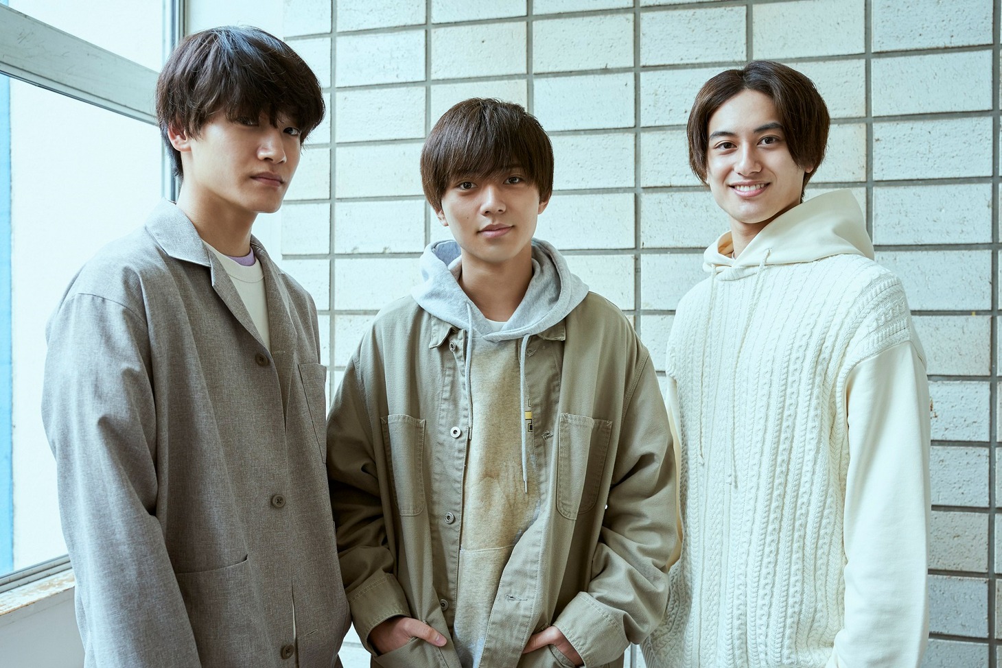左から佐野晶哉、永瀬廉、小島健。