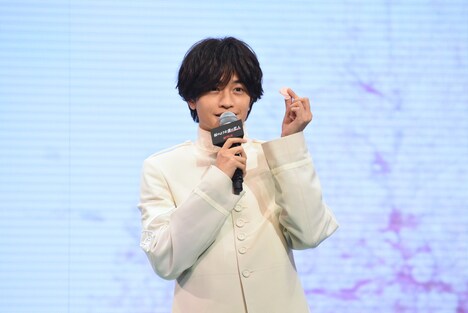 「桜、キレイです」と花びらを見せる中島健人。