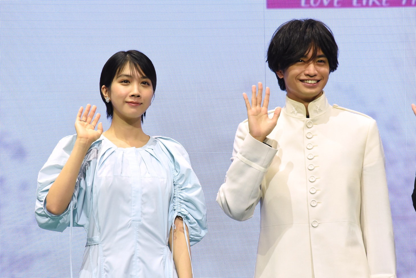 左から松本穂香、中島健人。