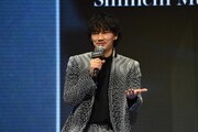 「記者の皆さんの前で記者の話をするって楽しいですね」とニコニコする綾野剛。