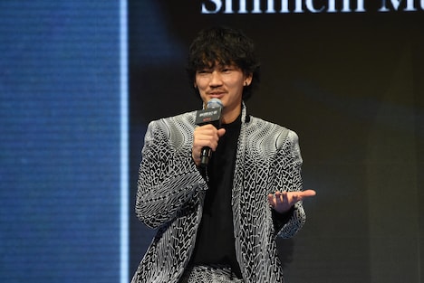 「記者の皆さんの前で記者の話をするって楽しいですね」とニコニコする綾野剛。