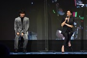 左から綾野剛、米倉涼子。