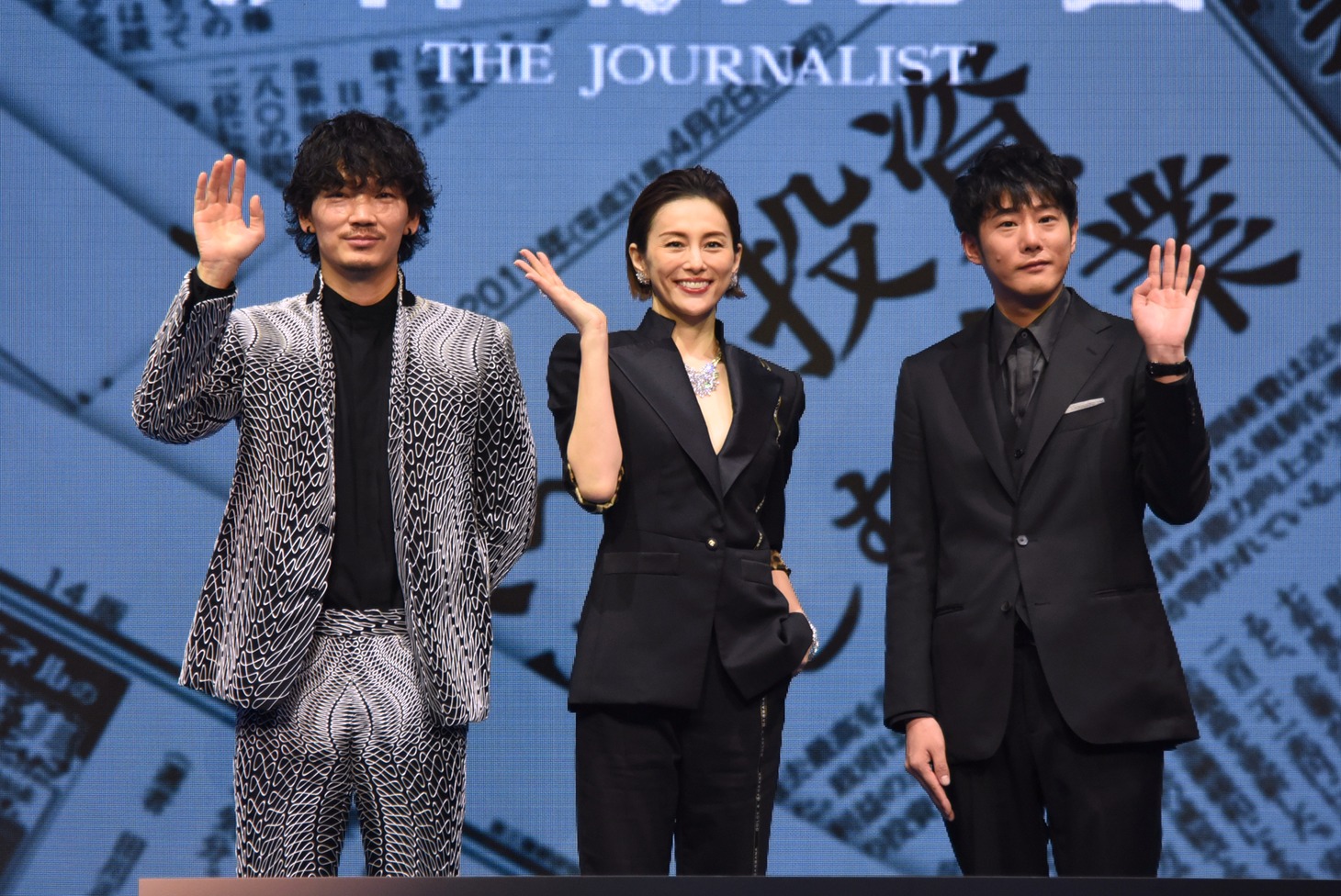 左から綾野剛、米倉涼子、藤井道人。