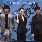 綾野剛がNetflix版「新聞記者」現場で熱狂、藤井道人は「悔いはない」