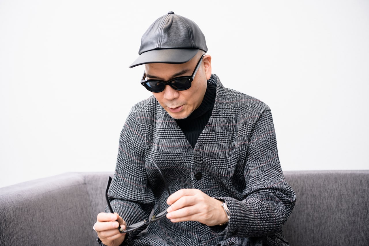 森田芳光のサングラスを手に取る宇多丸。