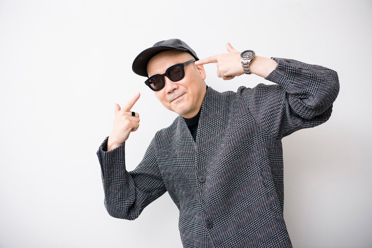 三沢和子に勧められ、遠慮しながらも森田芳光のサングラスを掛けた宇多丸。取材現場にいた誰もが「ぴったり」と驚いていた。