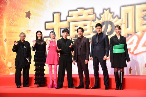 左から三池崇史、菜々緒、仲里依紗、生田斗真、堤真一、鈴木亮平、滝沢カレン。