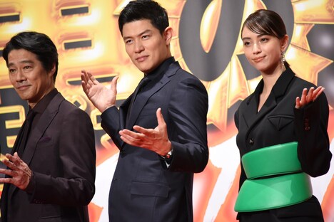 左から堤真一、鈴木亮平、滝沢カレン。