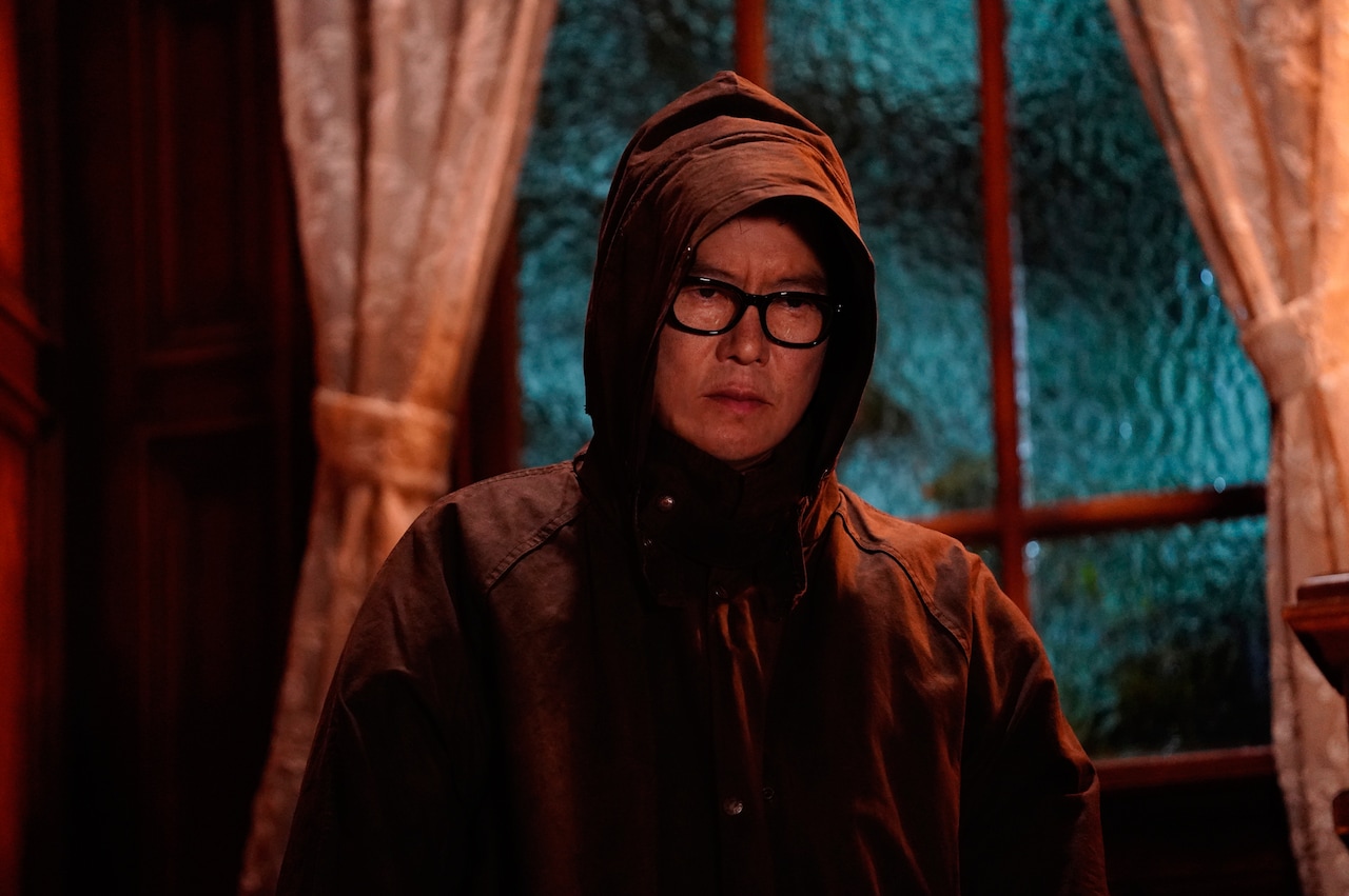 阪本順治の監督作「弟とアンドロイドと僕」予告、豊川悦司が不気味に佇む