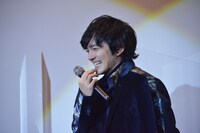 はにかむ林遣都。