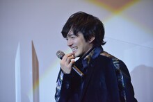 はにかむ林遣都。