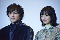 左から林遣都、小松菜奈。