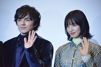 左から林遣都、小松菜奈。