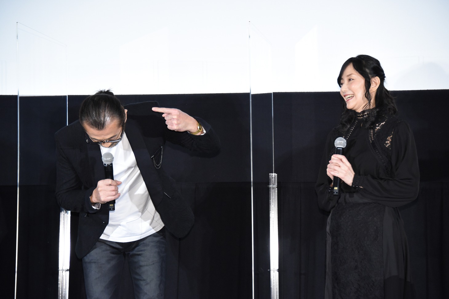 「あんまり面白くてハゲてしまいました」と頭皮を見せる大塚明夫（左）。