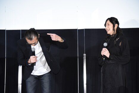 「あんまり面白くてハゲてしまいました」と頭皮を見せる大塚明夫(左)。