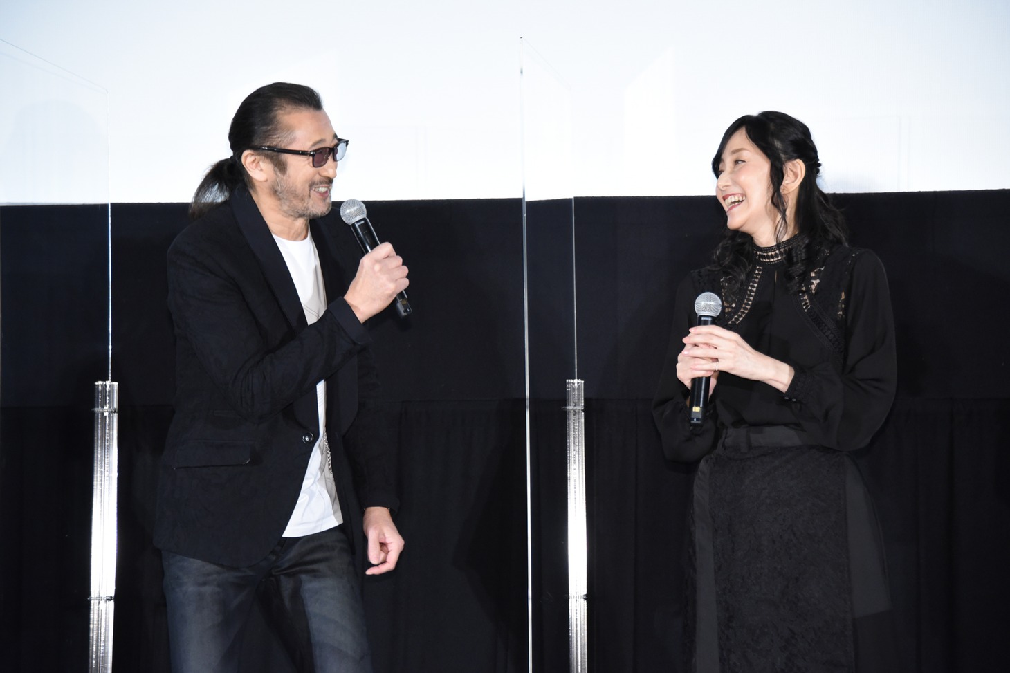 左から大塚明夫、田中敦子。