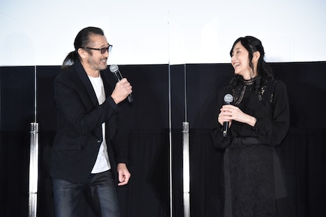 左から大塚明夫、田中敦子。