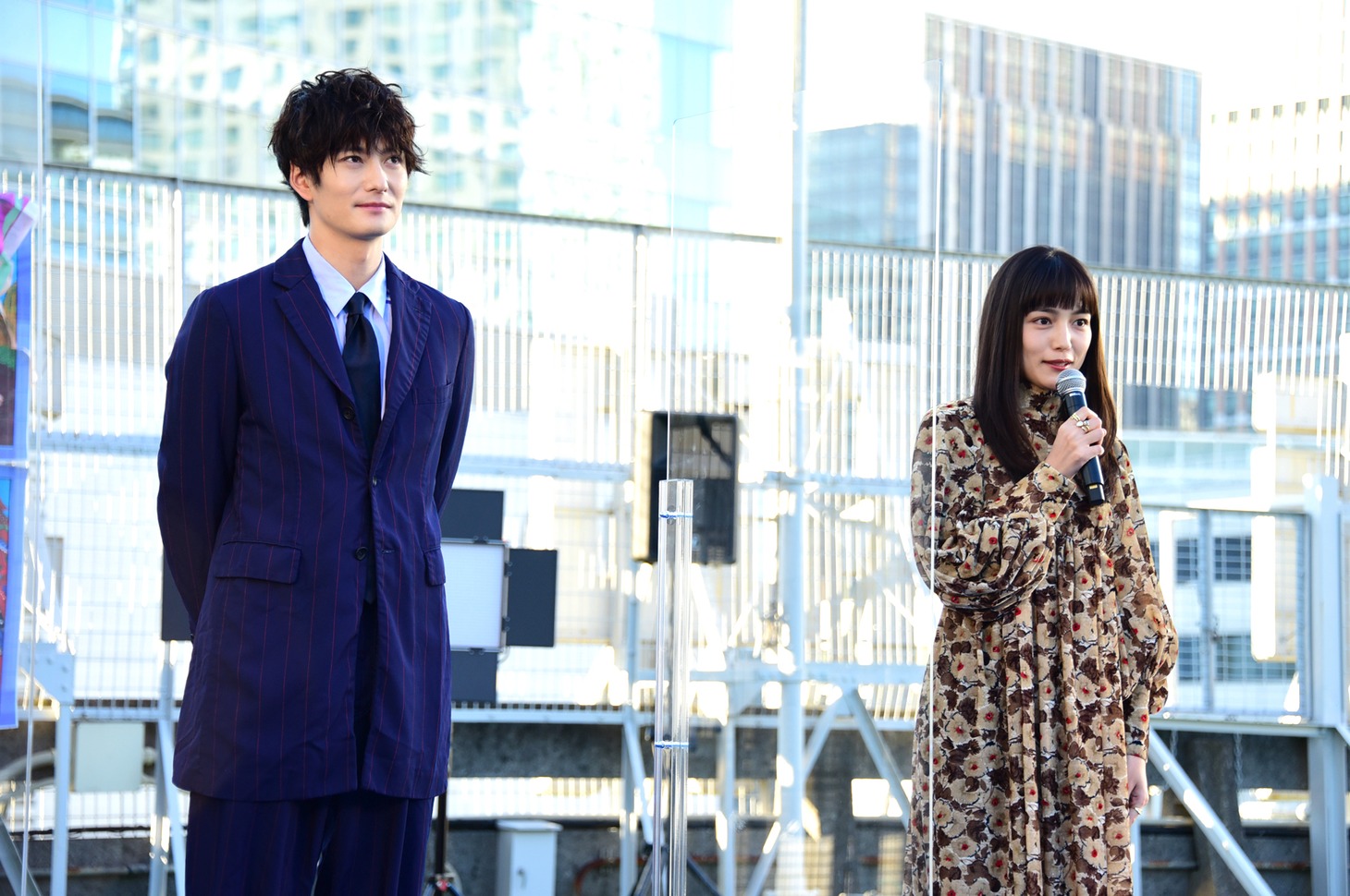 左から岡田将生、川口春奈。