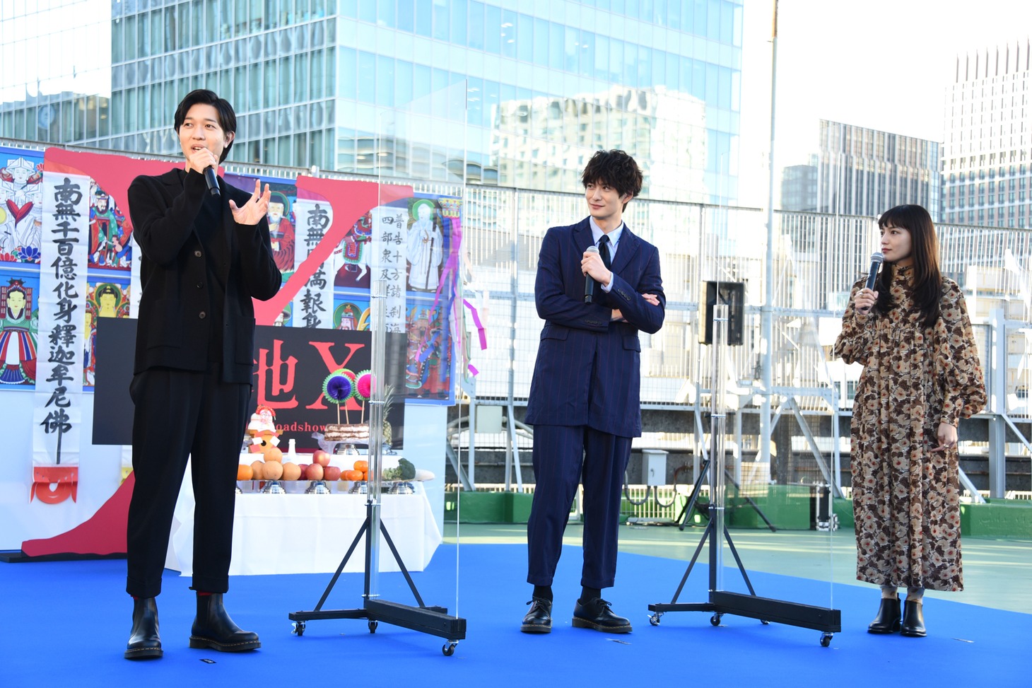 左から薬丸翔、岡田将生、川口春奈。