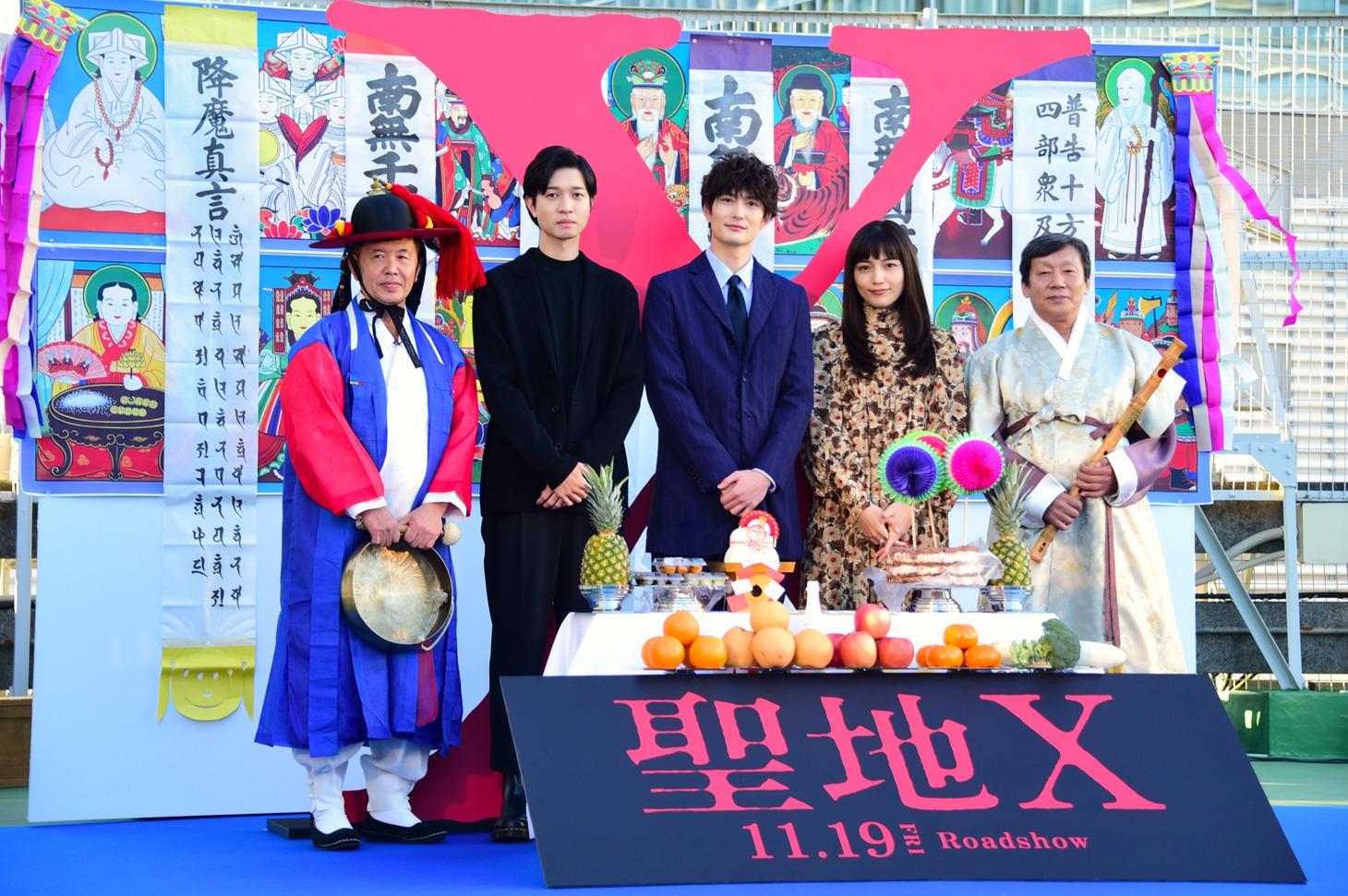 「聖地X」大ヒット祈願イベントの様子。左からシャーマンのイ・キュジュン、薬丸翔、岡田将生、川口春奈、縦笛奏者のイ・トンシン。